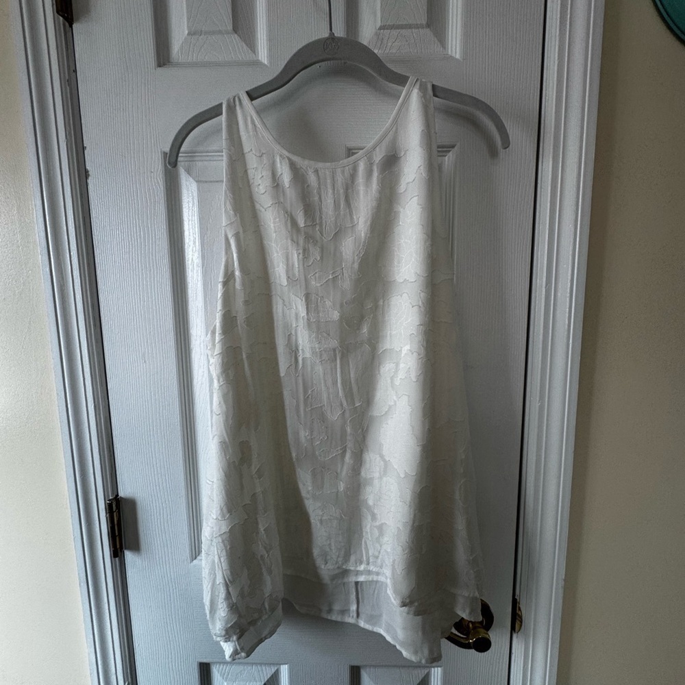 2 Dalia Tops gray and white